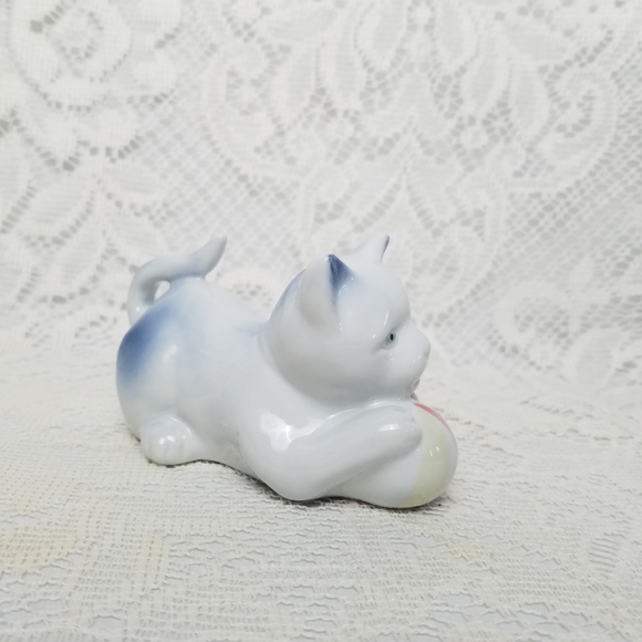 Vintage Glazed Porcelain Cat w/ ball Made in China - Picture 3 of 4